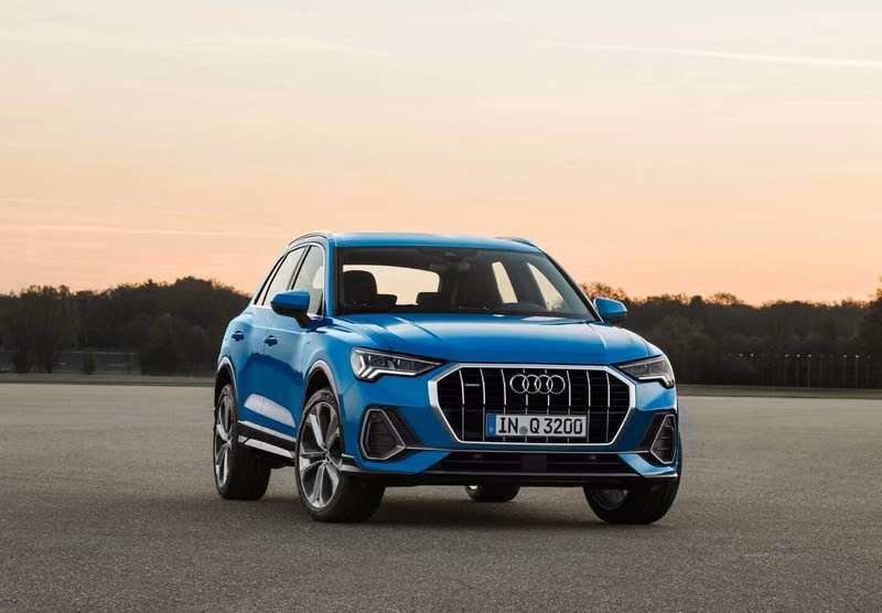Audi Q3 II (F3)، دفع رباعي 5 أبواب — منظر أمامي أيسر
