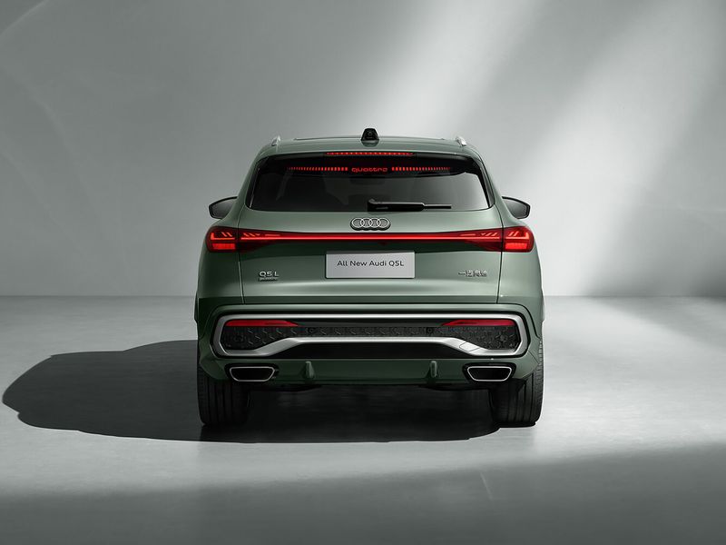 Audi Q5 ثالثاً، دفع رباعي 5 أبواب L — منظر خلفي