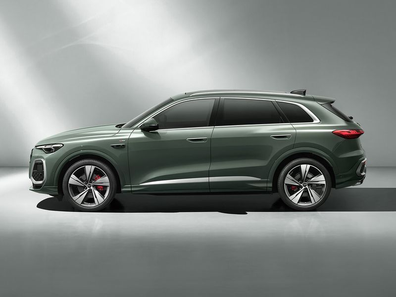Audi Q5 ثالثاً، دفع رباعي 5 أبواب L — منظر من الجانب الأيسر