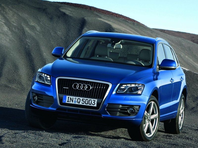 Audi Q5 I (8R)، دفع رباعي 5 أبواب — منظر أمامي بزاوية ثلاثة أرباع