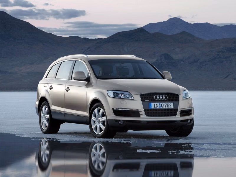 Audi Q7 ط (4 لتر)، دفع رباعي 5 أبواب — منظر أمامي أيمن