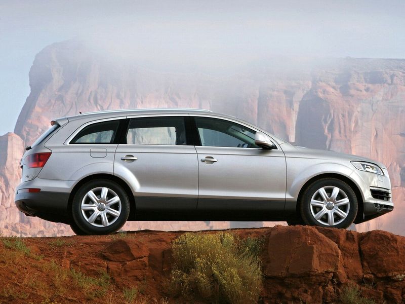 Audi Q7 ط (4 لتر)، دفع رباعي 5 أبواب — منظر من الجانب الأيمن