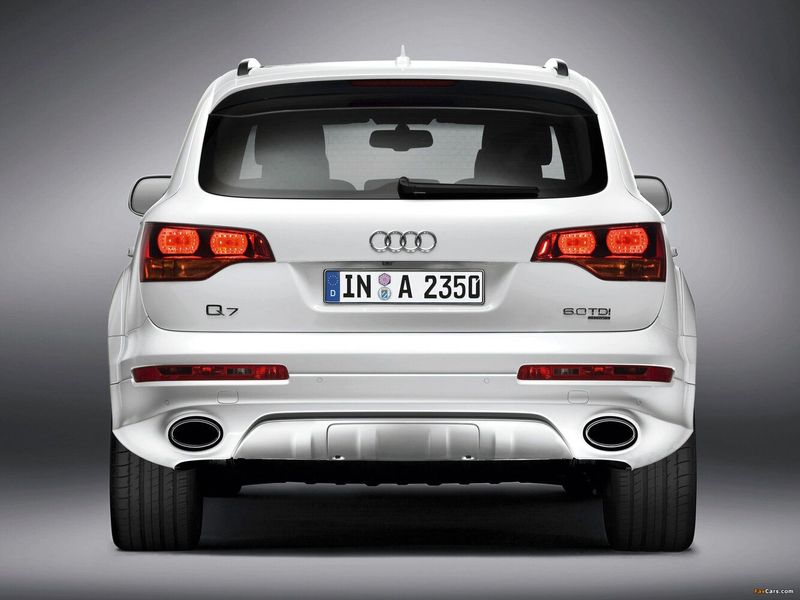 Audi Q7 ط (4 لتر)، دفع رباعي 5 أبواب — منظر خلفي