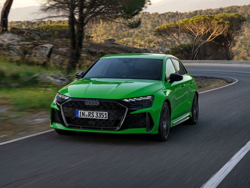 Audi RS 3 ثالثاً (8 سنوات) فيس ليفت، هاتشباك 5 أبواب Sportback — منظر أمامي بزاوية ثلاثة أرباع