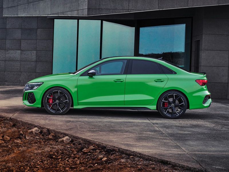 Audi RS 3 III (8Y), Седан — вид слева