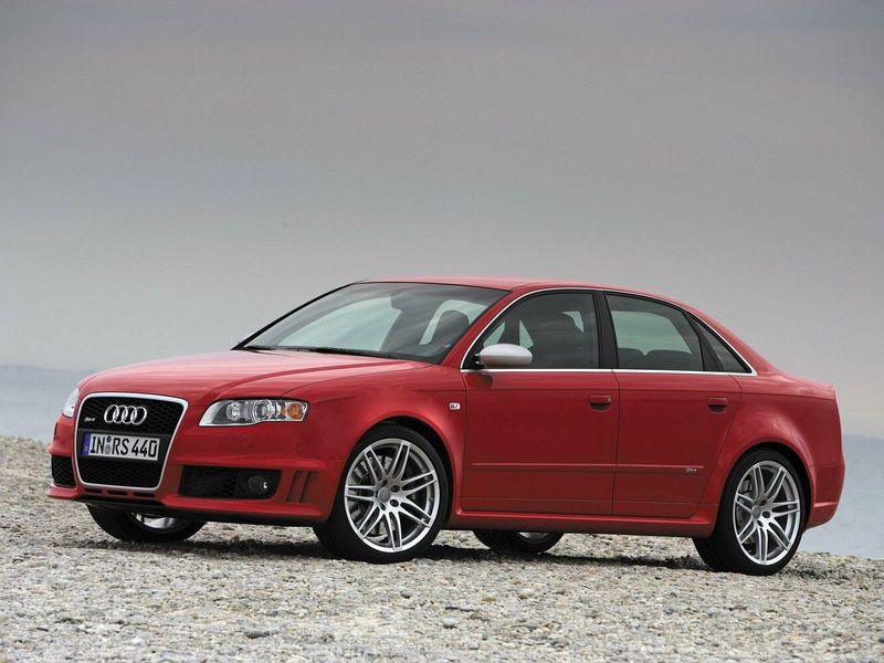 Audi RS 4 II (B7), Седан — вид спереди справа