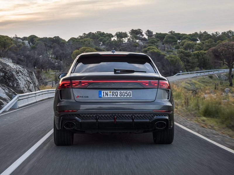 Audi RS Q8 أنا فيس ليفت، دفع رباعي 5 أبواب — منظر خلفي