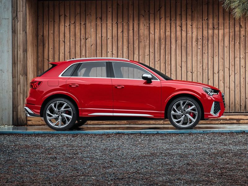 Audi RS Q3 II (F3)، دفع رباعي 5 أبواب — منظر من الجانب الأيمن