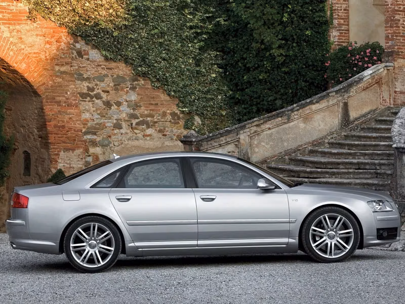 Audi S8 II (D3)، سيدان — منظر من الجانب الأيسر