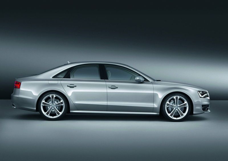 Audi S8 III (D4)، سيدان — منظر من الجانب الأيسر
