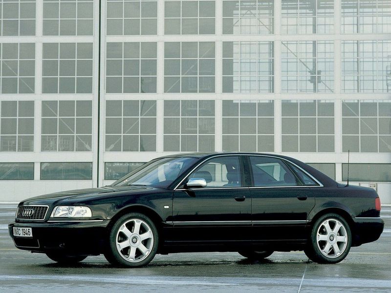 Audi S8 I (D2) فيس ليفت، سيدان — منظر أمامي أيسر