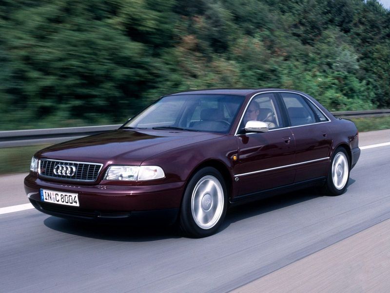 Audi S8 I (D2)، سيدان — منظر أمامي أيمن