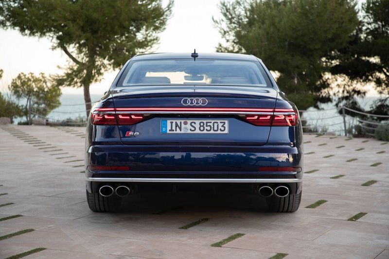 Audi S8 IV (D5)، سيدان — منظر خلفي