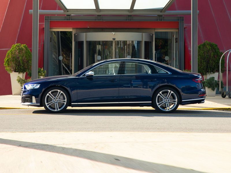 Audi S8 IV (D5)، سيدان — منظر من الجانب الأيسر