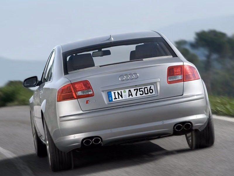 Audi S8 II (D3)، سيدان — منظر خلفي أيسر