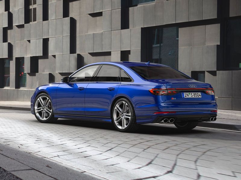 Audi S8 عملية فيس ليفت IV (D5)، سيدان — منظر خلفي بزاوية ثلاثة أرباع