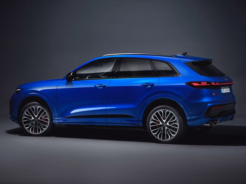 Audi SQ5 ثالثاً، دفع رباعي 5 أبواب — منظر خلفي بزاوية ثلاثة أرباع