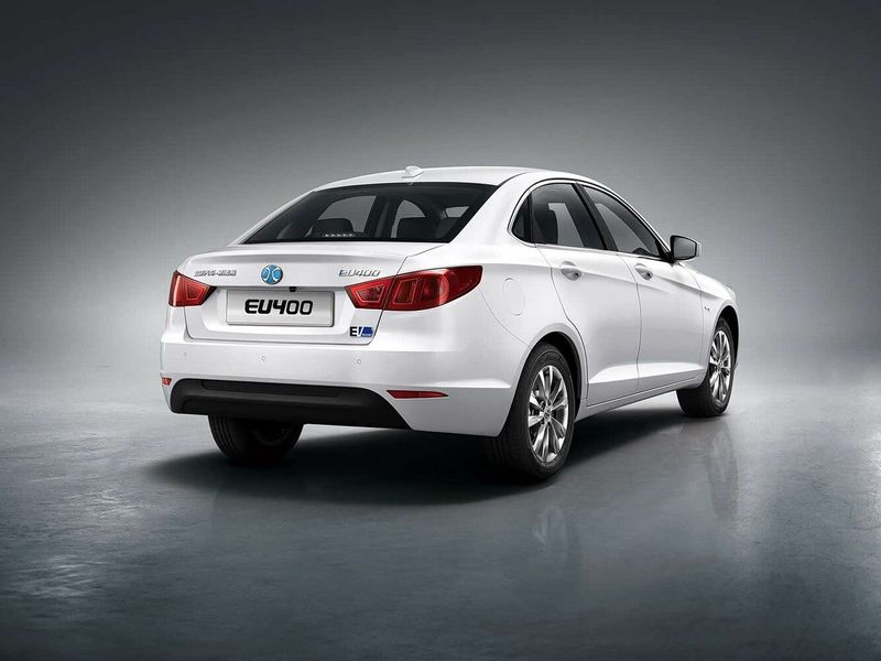 BAIC EU I، سيدان — منظر خلفي بزاوية ثلاثة أرباع