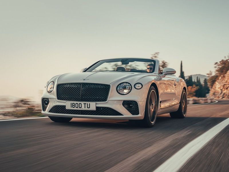 Bentley Continental GT ثالثاً، قابلة للتحويل — منظر أمامي أيمن