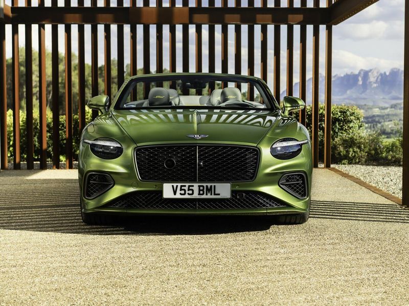 Bentley Continental GT رابعاً، قابلة للتحويل — منظر أمامي