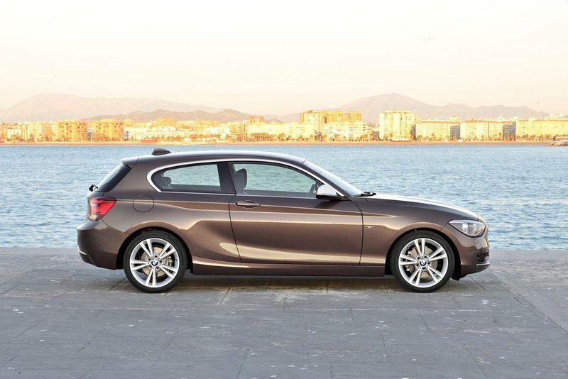 BMW 1 Series II (F20/F21)، هاتشباك 3 أبواب — منظر من الجانب الأيمن