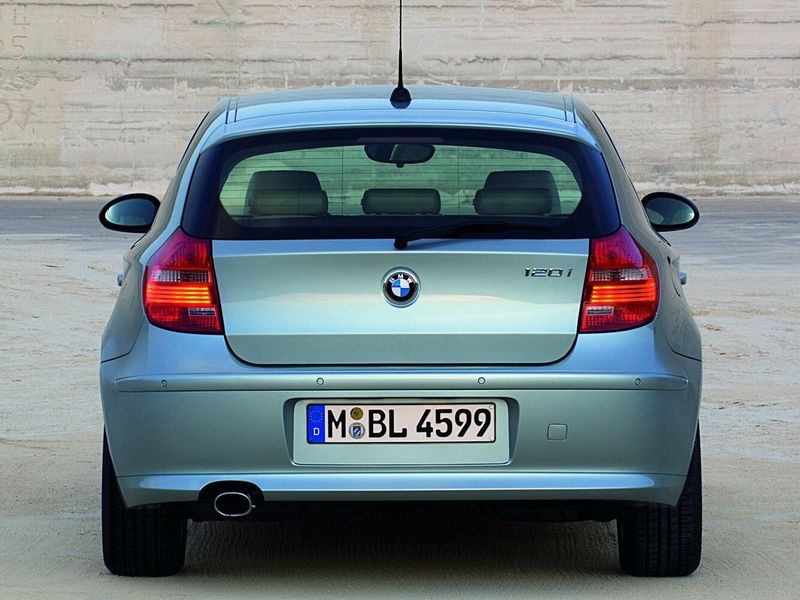 BMW 1 Series I (E81/E82/E87/E88) عملية فيس ليفت، هاتشباك 3 أبواب — منظر خلفي