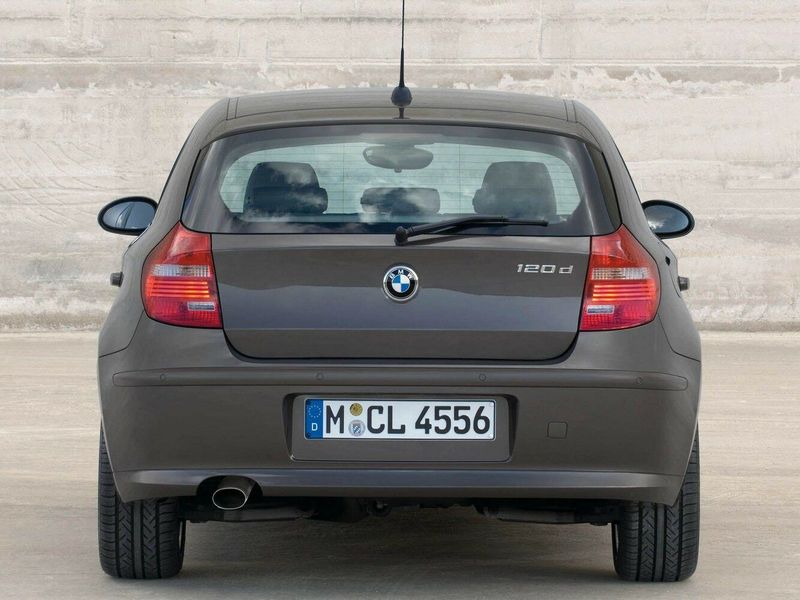 BMW 1 Series I (E81/E82/E87/E88) عملية فيس ليفت، هاتشباك 5 أبواب — منظر خلفي