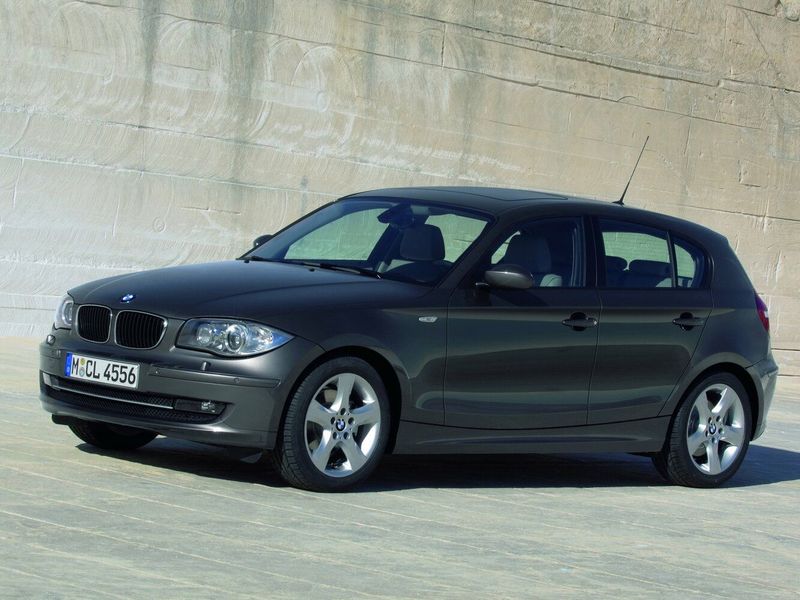 BMW 1 Series I (E81/E82/E87/E88) عملية فيس ليفت، هاتشباك 5 أبواب — منظر أمامي أيسر