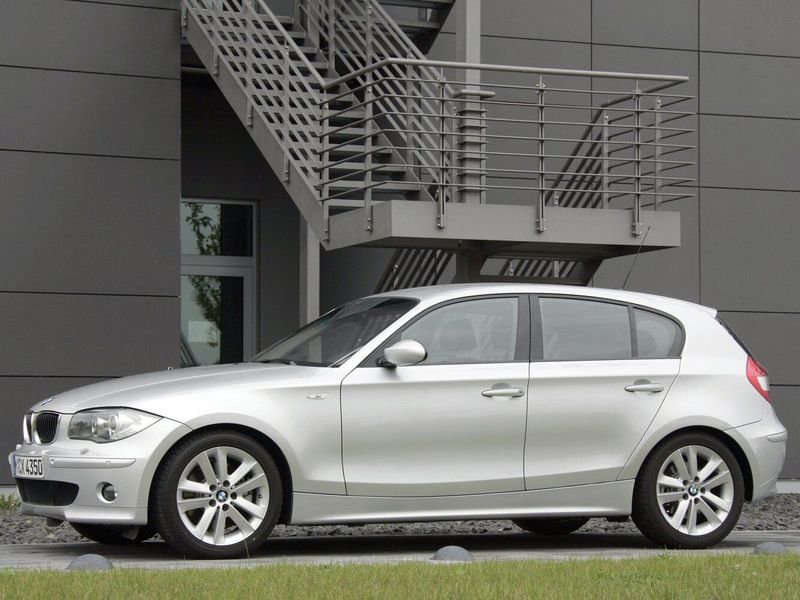 BMW 1 Series ط (E81/إي82/إي87/إي88)، هاتشباك 5 أبواب — منظر أمامي أيسر