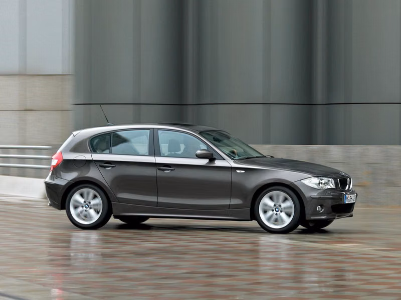 BMW 1 Series ط (E81/إي82/إي87/إي88)، هاتشباك 5 أبواب — منظر أمامي أيمن