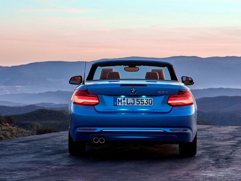 BMW 2 Series F22 Рестайлинг, Кабриолет — вид сзади