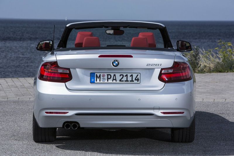 BMW 2 Series F22، قابلة للتحويل — منظر خلفي