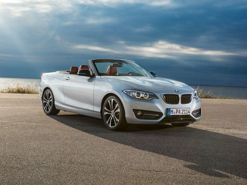 BMW 2 Series F22، قابلة للتحويل — منظر أمامي أيمن