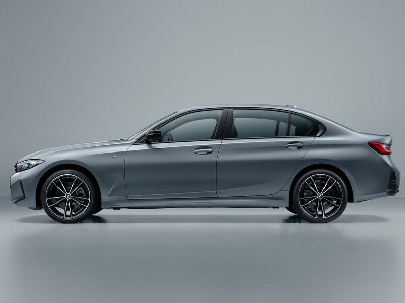 BMW 3 Series عملية فيس ليفت VII (G2x)، سيدان Long — منظر من الجانب الأيسر