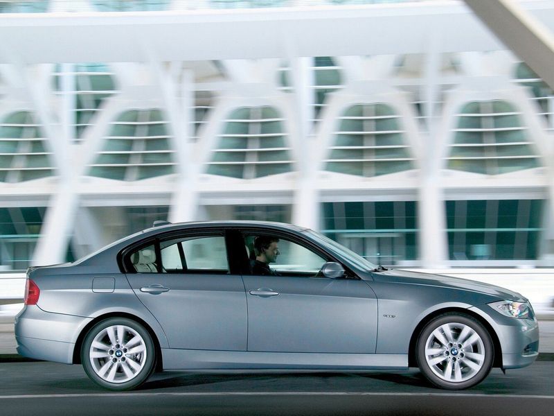 BMW 3 Series V (e90/e90/e91/e92/e93)، سيدان — منظر من الجانب الأيمن