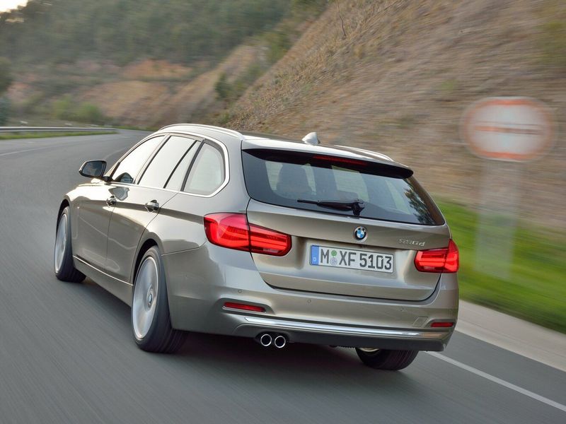 BMW 3 Series عملية فيس ليفت VI (F3x)، واجون 5 أبواب — منظر خلفي أيمن