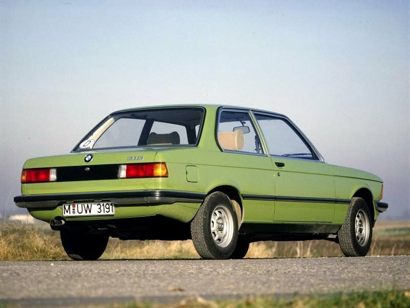 BMW 3 Series I (E21)، سيدان ببابين — منظر خلفي أيمن