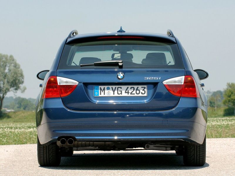 BMW 3 Series V (e90/e90/e91/e92/e93)، واجون 5 أبواب — منظر خلفي