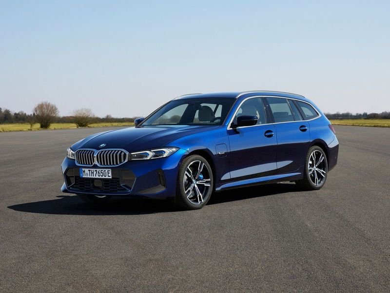 BMW 3 Series عملية فيس ليفت VII (G2x)، واجون — منظر أمامي بزاوية ثلاثة أرباع