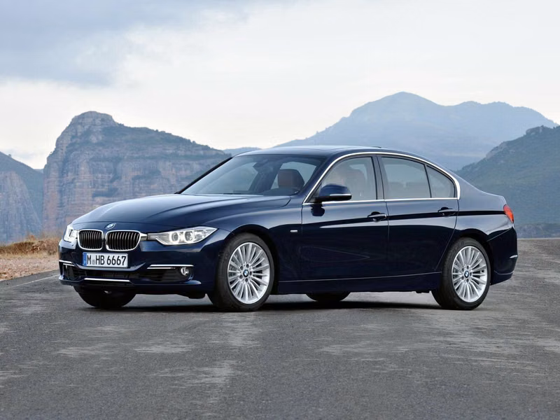 BMW 3 Series السادس (F3x)، سيدان — منظر أمامي أيمن