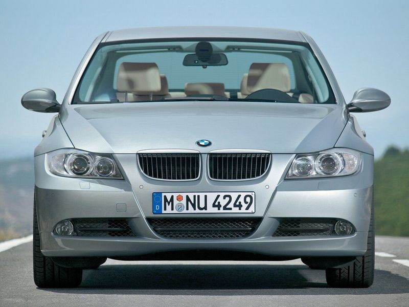 BMW 3 Series V (e90/e90/e91/e92/e93)، سيدان — منظر أمامي