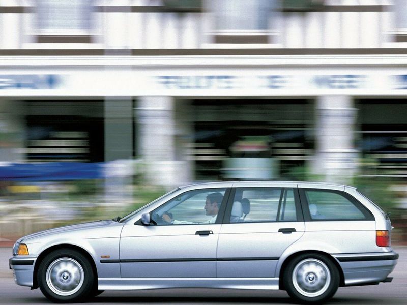 BMW 3 Series III (E36)، واجون 5 أبواب — منظر من الجانب الأيسر