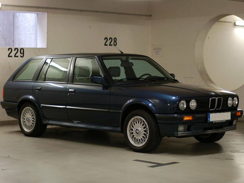 BMW 3 Series II (E30), Универсал 5 дв. — вид спереди справа