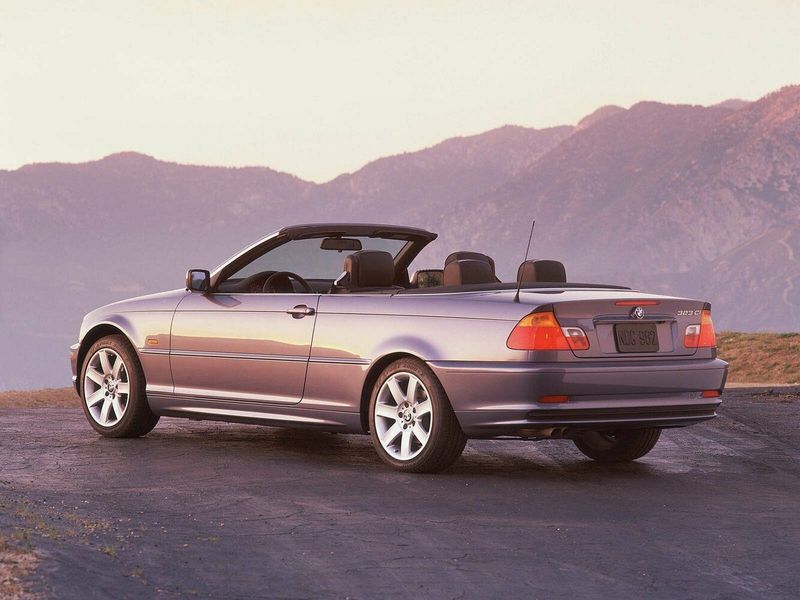 BMW 3 Series IV (E46)، قابلة للتحويل — منظر خلفي أيمن