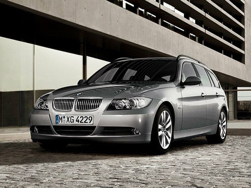BMW 3 Series V (e90/e90/e91/e92/e93)، واجون 5 أبواب — منظر أمامي أيمن