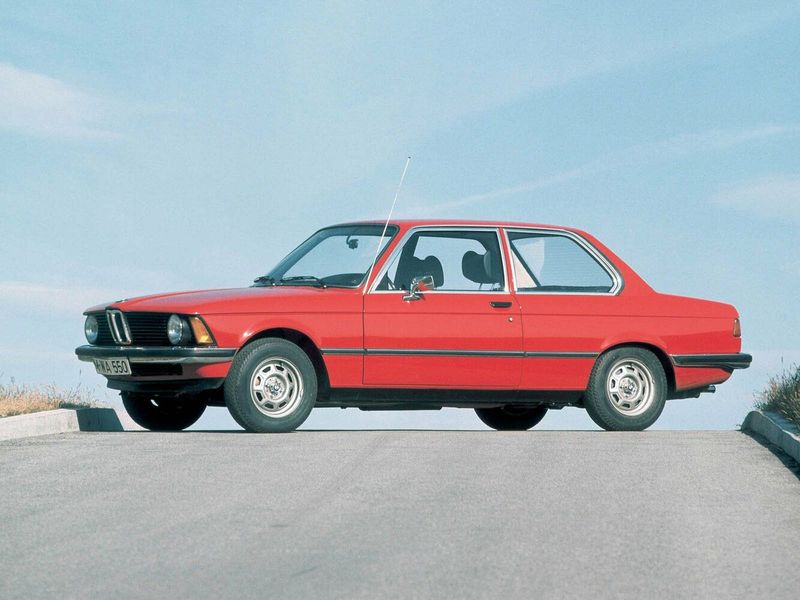 BMW 3 Series I (E21)، سيدان ببابين — منظر أمامي أيسر