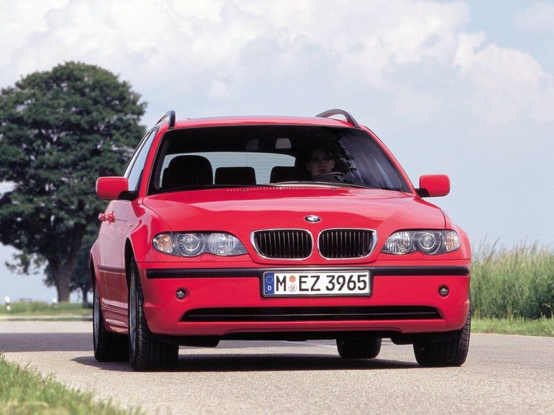 BMW 3 Series IV (E46) Рестайлинг, Универсал 5 дв. — вид спереди
