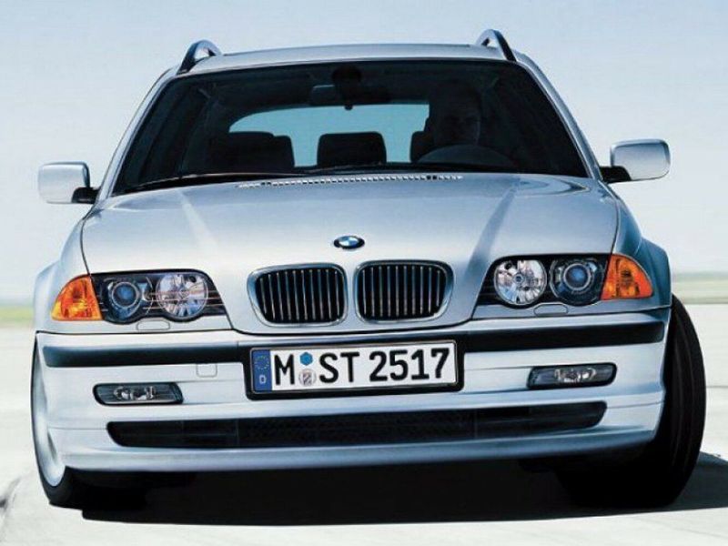 BMW 3 Series IV (E46)، واجون 5 أبواب — منظر أمامي