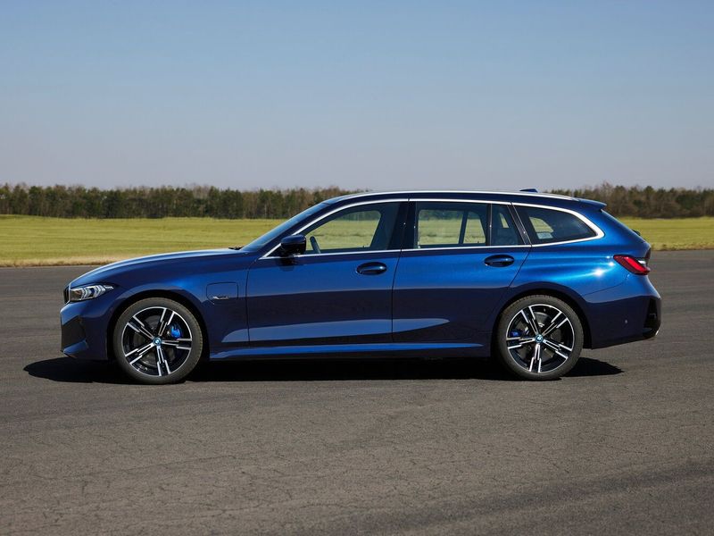 BMW 3 Series عملية فيس ليفت VII (G2x)، واجون — منظر من الجانب الأيسر