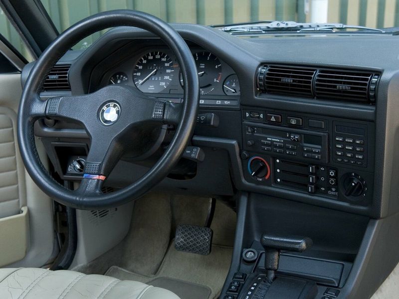 BMW 3 Series II (E30)، سيدان — لوحة القيادة